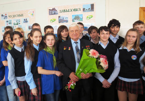 Лётчик-космонавт Анатолий Филипченко в кругу   земляков - лискинцев