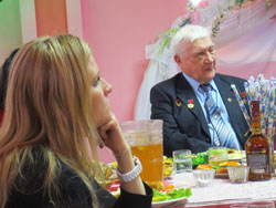 Космонавт Анатолий Филипченко с внучкой в Лисках