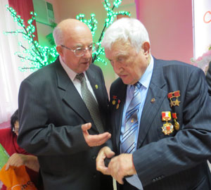 Космонавт Анатолий Филипченко с лискинским писателем В. Тихоновым