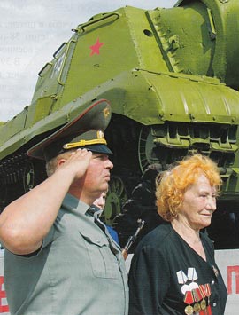 Мария Новичихина на открытии памятника в Пухово - Лиски