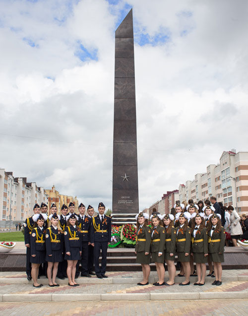Лискинские школьники у Cтелы «Лиски - населенный пункт воинской доблести»