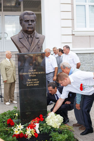 Бюст Герою Социалистического труда А. Лысенко в Лисках